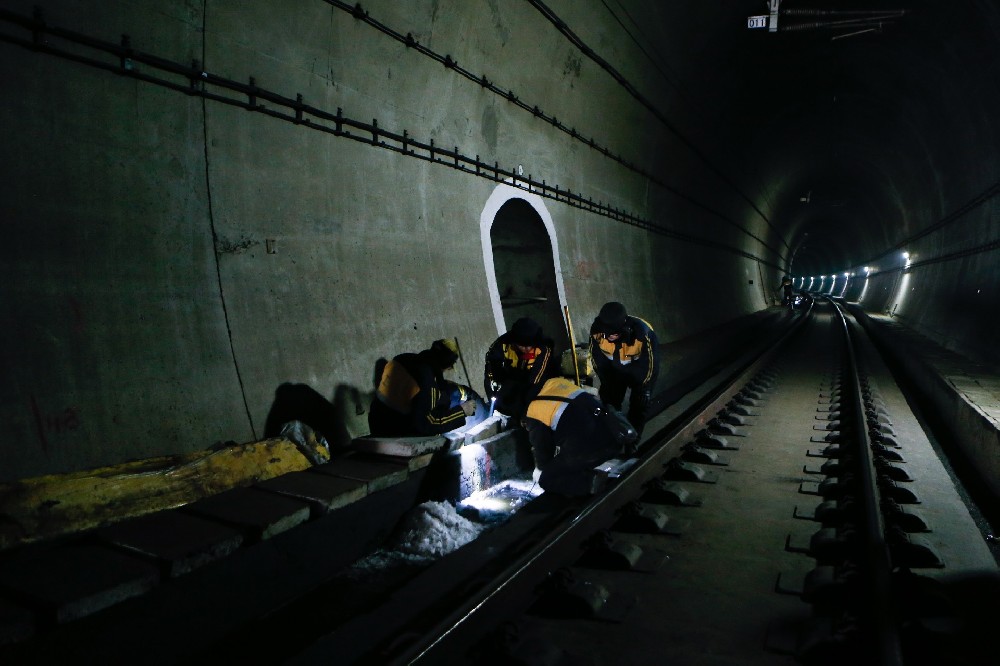 市中铁路运营隧道病害现状